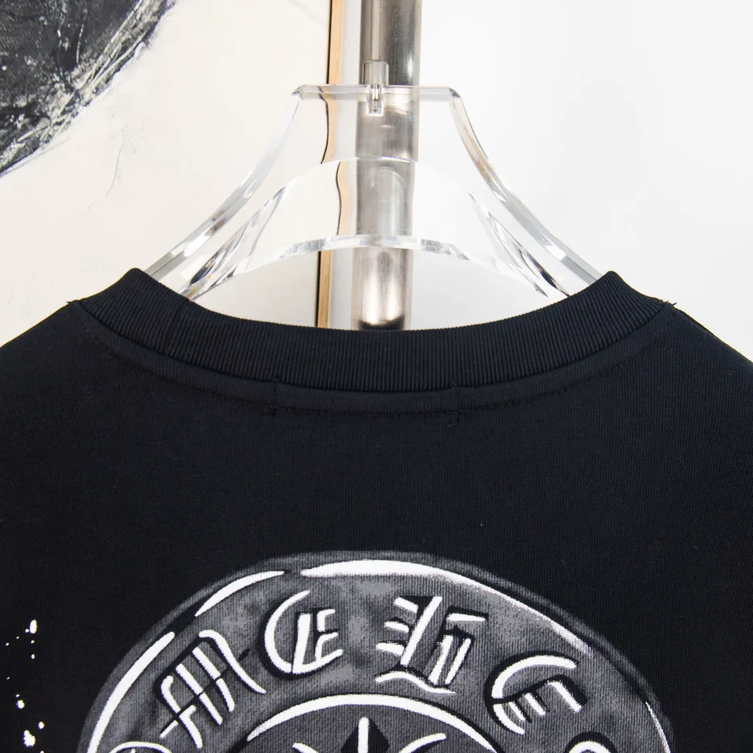P280 zp version [exclusive supply] Chrome Hearts/Cro Heart 2025Fw new autumn and winter 420g pullover round neck long-sleeved sweatshirt CH horseshoe print Sanskrit graffiti letter logo embossing process same style for men and women brand classic pure cotton fabric official synchronization high version high quality fashion personality versatile trend pure original quality original fabric hangtag collar label washed wheat three labels complete Color: black white Size: XS S M L No.: YK10715